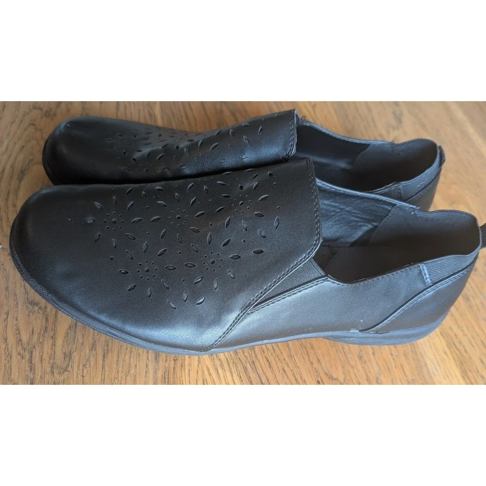Sz 10 Basic Editions‎ Annie Womens  Black  Faux Leather Cutout Floral Flex Flats